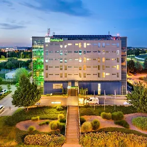 4* فندق هوليداي إن مطار